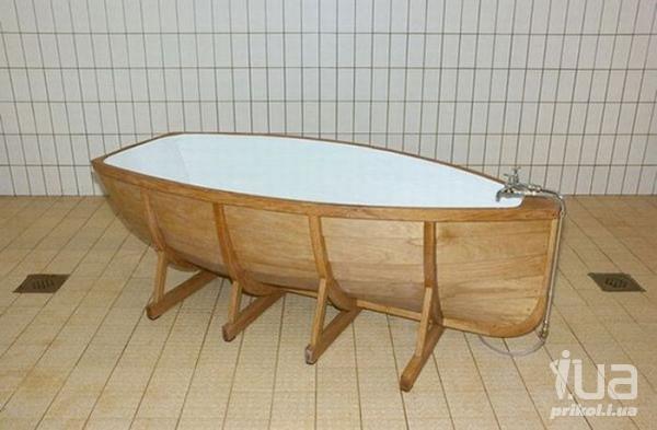 Деревянная ванна в форме лодки. Плаваем и купаемся. :)